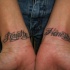 Le tatouage de deux poignets avec des mots la loyauté et la honnêteté