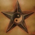 Tatuaje yin yang en la forma de la estrella