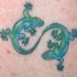 Tatuaje yin yang con dos lagartijas verdes