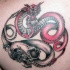 Tatuaje los dragones en forma de Yin yang en rojo y negro