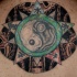 Tatuaje Yin yang con jeroglíficos