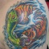 Tatuaje en color Yin yang con pez y tigre