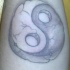 Tatuaje el símbolo Yin yang en la piedra rota