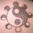Interesante tatuaje Yin yang con fases de la luna