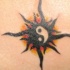 Tatuaje brillante el signo yin yang en negro
