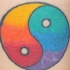 Tatuaje  Yin yang en colores de arco iris