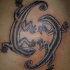 El tatuaje de dos lagartijas de color negro