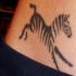 Tatuaggio sulla pancia la zebra bianca nera