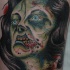 Tatuaje la mujer-zombi con la mirada severa