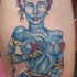 Tatuaje enigmática mujer zombi en tinta azul clara