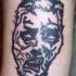 Tatuaje la cara del zombi realizado en negro