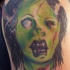 Tatuaje la cara de la zombi en tinta verde