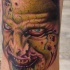 Tatuaje el rostro del zombi muy severo en color