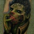 Gran tatuaje en verde el zombi comiendo