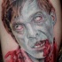 Tatuaje el restro del hombre-zombi en sangre