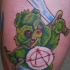 Tatuaje muy ridículo el oso tady-zombi en tinta verde