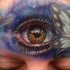 Tatuaje en la frente, ojo granda, mariposa