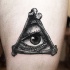 Tatuaggio sul braccio l'occhio nel triangolo