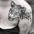 Tatuaje pintado por Inez Janiak tatuaje de la clavícula del retrato de leopardo