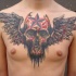 Tatuaje en el pecho, cráneo con alas y estrella