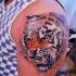 Tattoo mit realistischem Tigerkopf an der Schulter