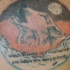 Loup hurlant avec le tatouage d'une inscription