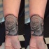 Tatuaje en la muñeca,
rosa hermosa plateada volumétrica