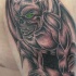 terribile gorgoyle con occhi verdi tatuaggio