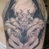 terribile gargoyle tatuaggio sulla spalla