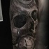 Tatuaggio dettagliato di terrificante braccio superiore del cranio umano con orologio di Eliot Kohek