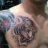 testa tigre stile asiatico tatuaggio sul petto da Ami James