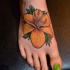 giglio tigre tatuaggio su piede di ragazza