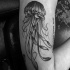 Tatuaje en el brazo, 
medusa simple colores negro blanco