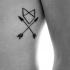Tatuaje en el costado,  flechas pequeñas simples y triángulos