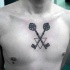 Tatuaje en el pecho,  dos llaves cruzadas antiguas