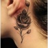 carina inchiostro nero fiore rosa tatuaggio su collo