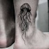 Tatuaje en el tobillo,  medusa preciosa simple, negro blanco