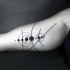 Tatuaje en el brazo, sistema solar preciosa diminuta, tinta negra