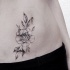 Tatuagem de barriga de estilo blackwork minúsculo de flor pintada por Zihwa