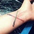 Tatuaje en la muñeca, sables de luz cruzados