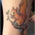 Tatuaje  de ardilla bonita con nuez