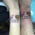 Tatuaje de flamenco y pizza y inscripción