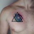 Tatuaje en el pecho,  triángulo con círculo de colores