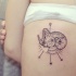 Tatuaje negro blanco n el costado, 
cabeza de aries con flechas