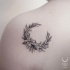 Tatuagem de ombro linework minúsculo de flores bonitos por Zihwa