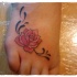 Tatuaje en el pie, rosa linda aseada