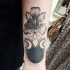 Tatuaje en el antebrazo,
flor exótica con abeja y lunas