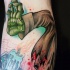 Tatuaje  de mano verde de zombi con vela encendida