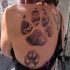 Tatuaje en la espalda, huellas de lobo