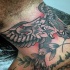 Traditioneller amerikanischer fliegender Adler farbiges Hals Tattoo in Stil der alten Schule